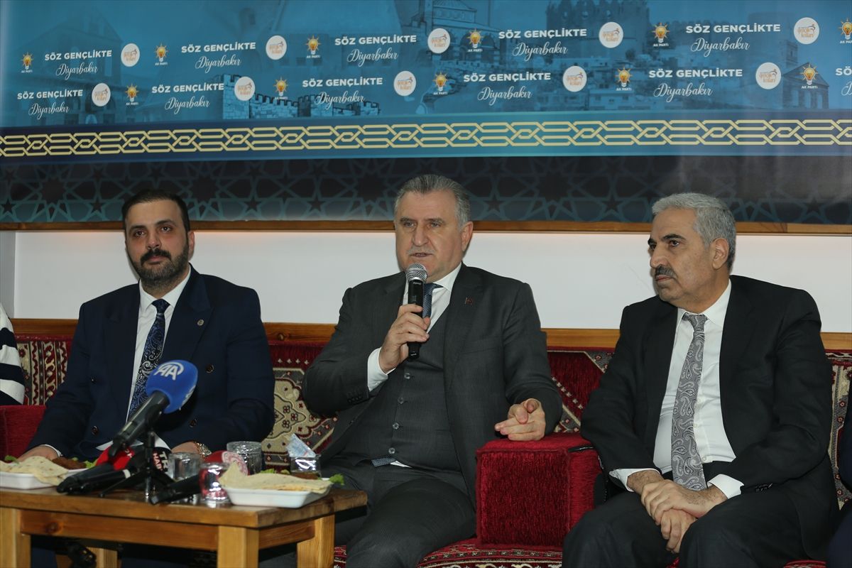 Gençlik ve Spor Bakanı Bak, Diyarbakır'da gençlerle bir araya geldi Açıklaması