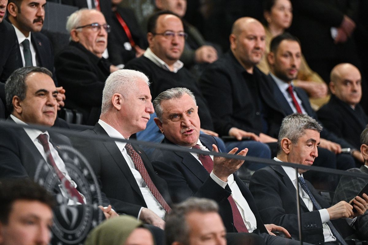 Gençlik ve Spor Bakanı Bak, Okul Sporları Basketbol Gençler Türkiye Birinciliği finallerini izledi