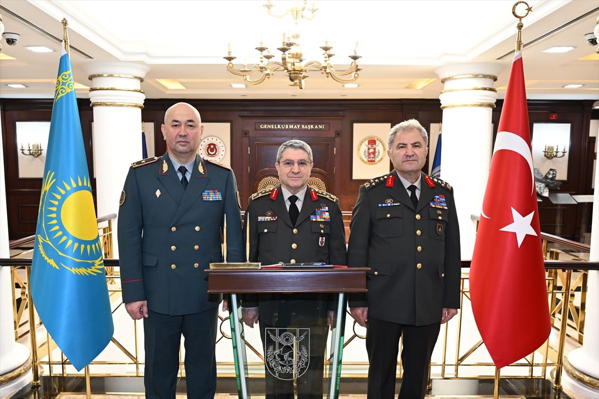 Genelkurmay Başkanı Orgeneral Bayraktaroğlu, Kazakistan Kara Kuvvetleri Komutanı Tuğgeneral Kuchekbayev'i ...