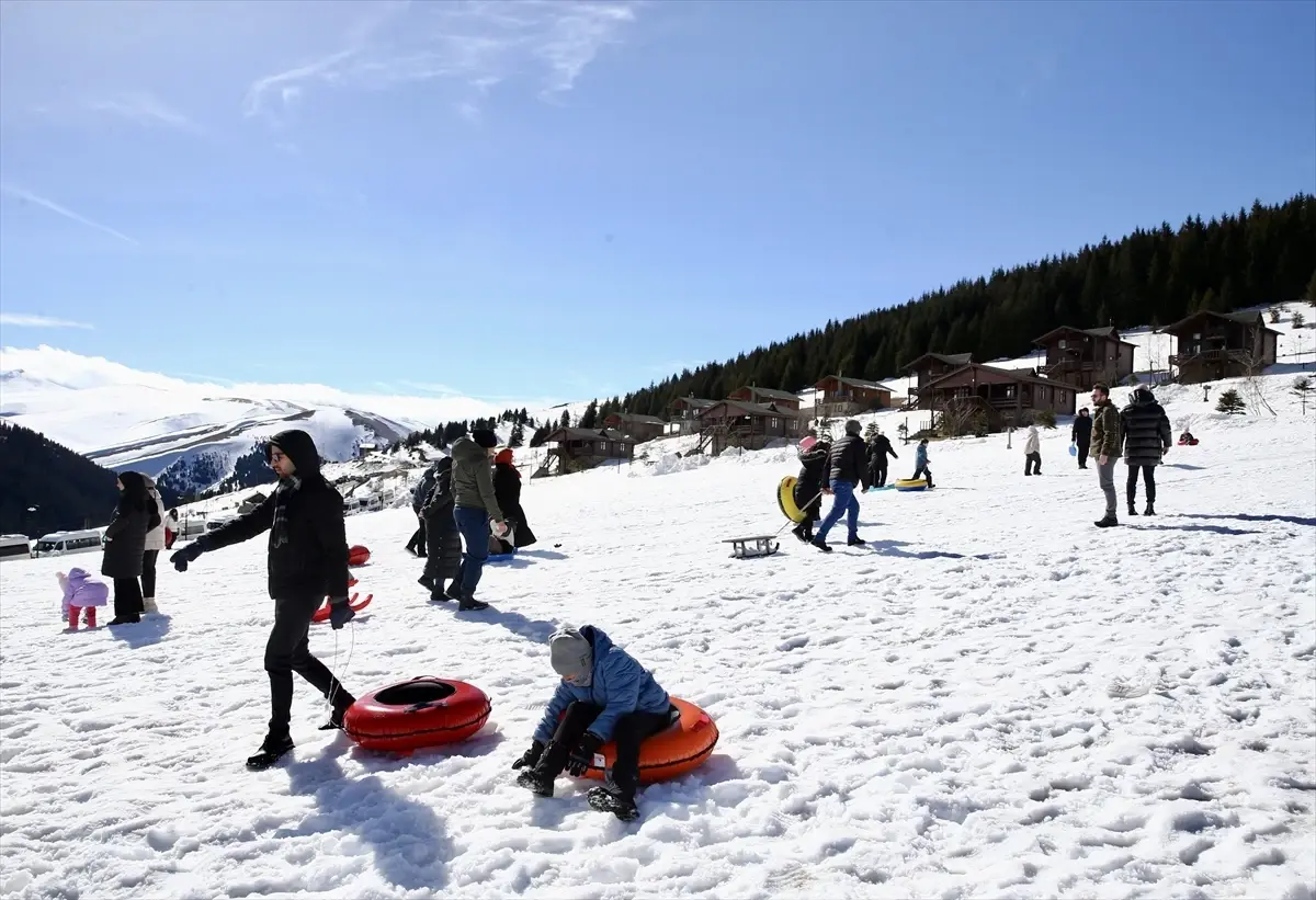 Giresun'da doğa tutkunları Kümbet Yaylası'ndaki kar festivalinde bir araya geldi