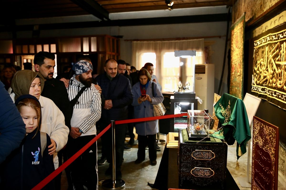 Giresun'da 'Mukaddes Emanetler' sergisi ziyarete açıldı