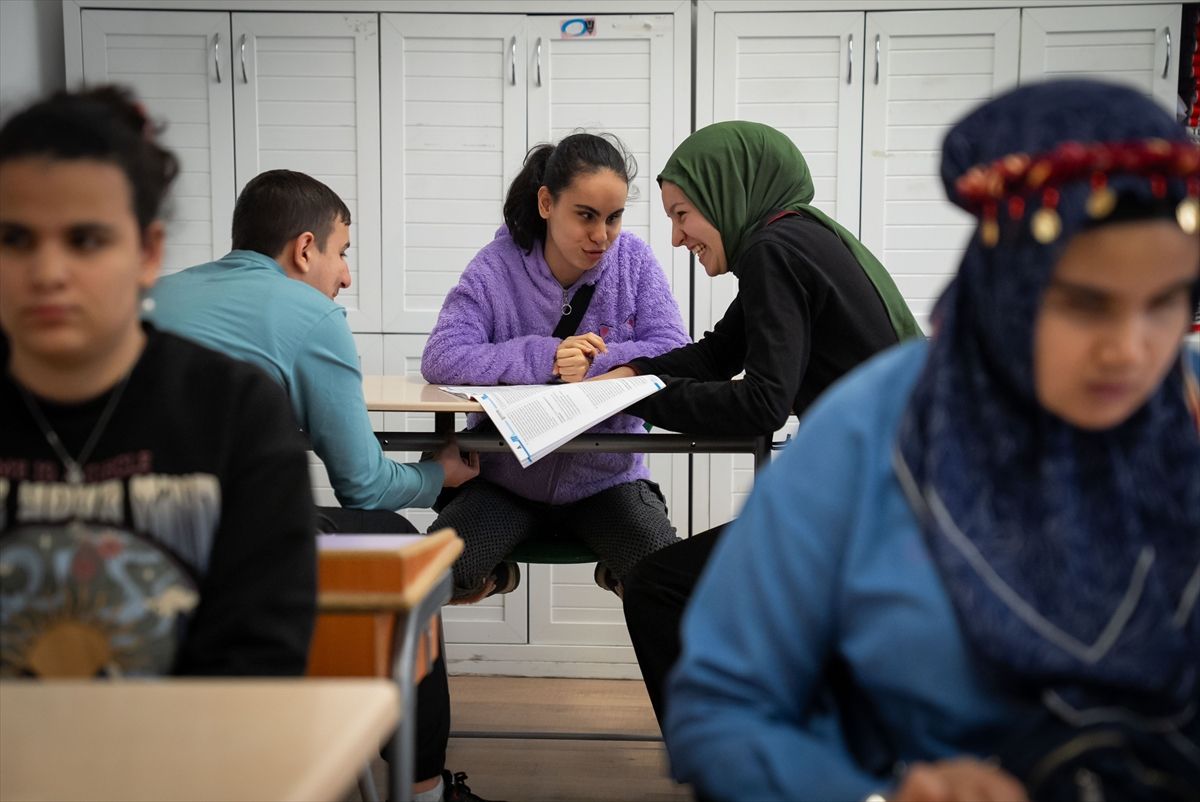 Görme engelli lise öğrencileri, akranlarının sesiyle sınavlara hazırlanıyor