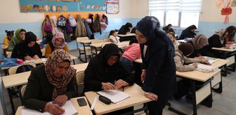Gülistan öğretmen, okuma yazma bilmeyen kadınlara umut oldu