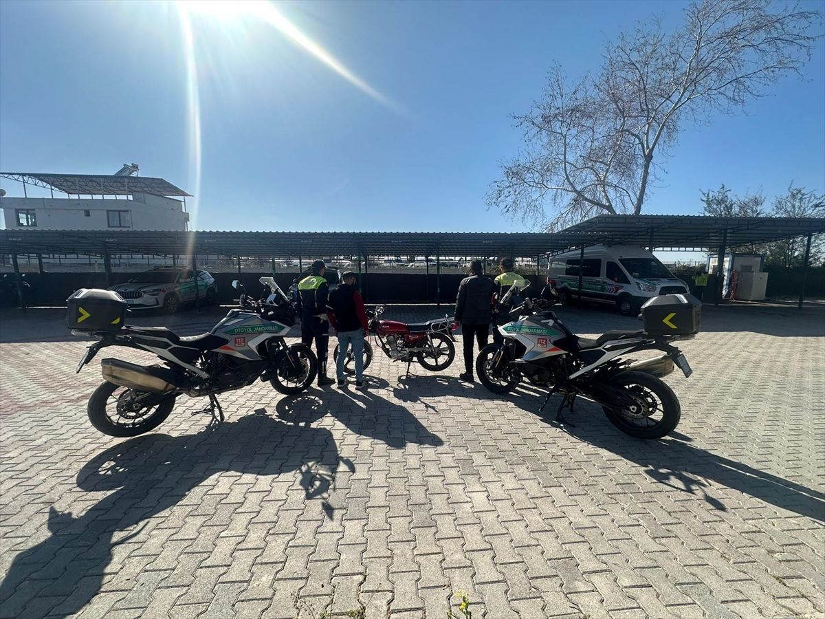 Osmaniye'de motosikletleriyle yarış yapan ve bu anları sosyal medyada paylaşanlara ceza kesildi