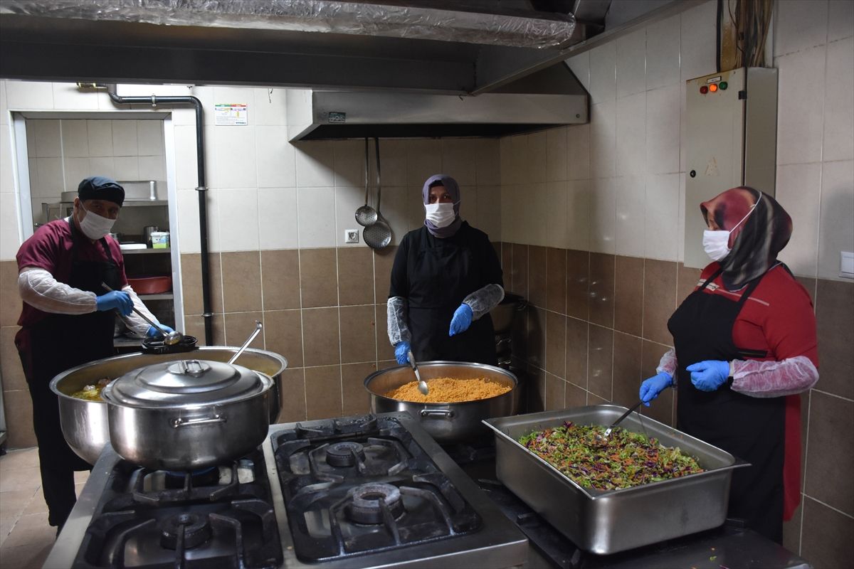 Gümüşhane Belediyesince ramazan ayında vatandaşlara sıcak yemek ulaştırılıyor