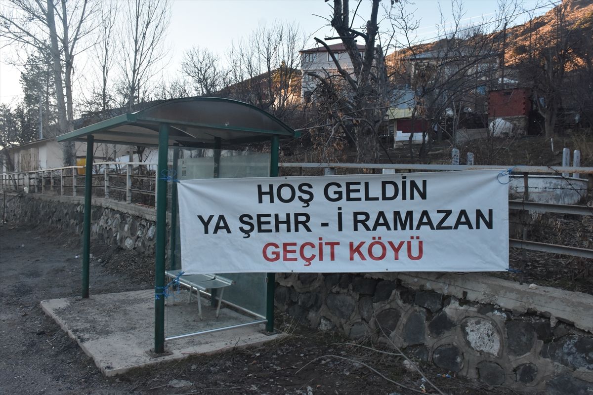 Gümüşhane'de hayırsever köylüler 18 yıldır yoldan geçenlere iftar veriyor