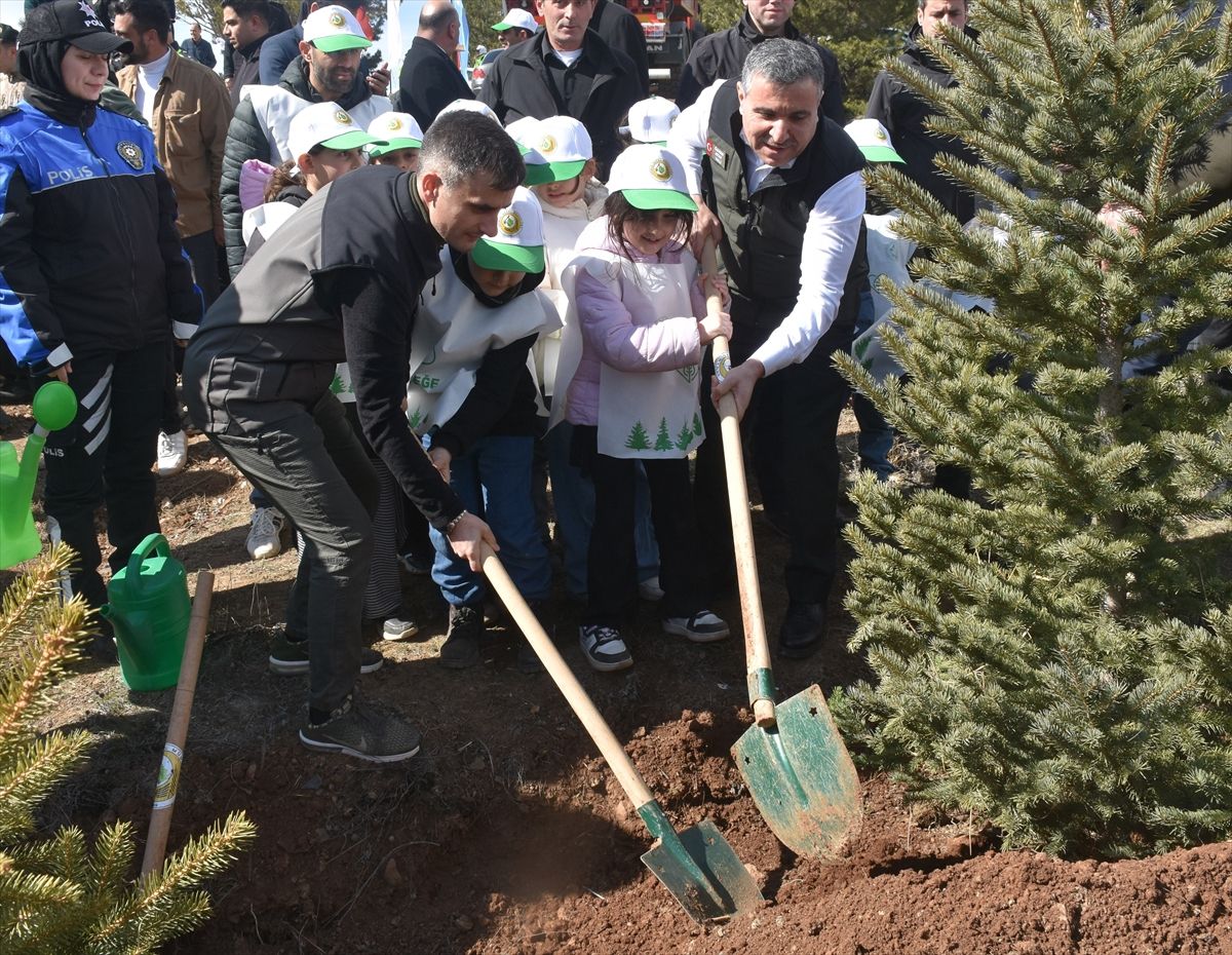 Gümüşhane'de Orman Haftası'nda fidanlar toprakla buluşturuldu