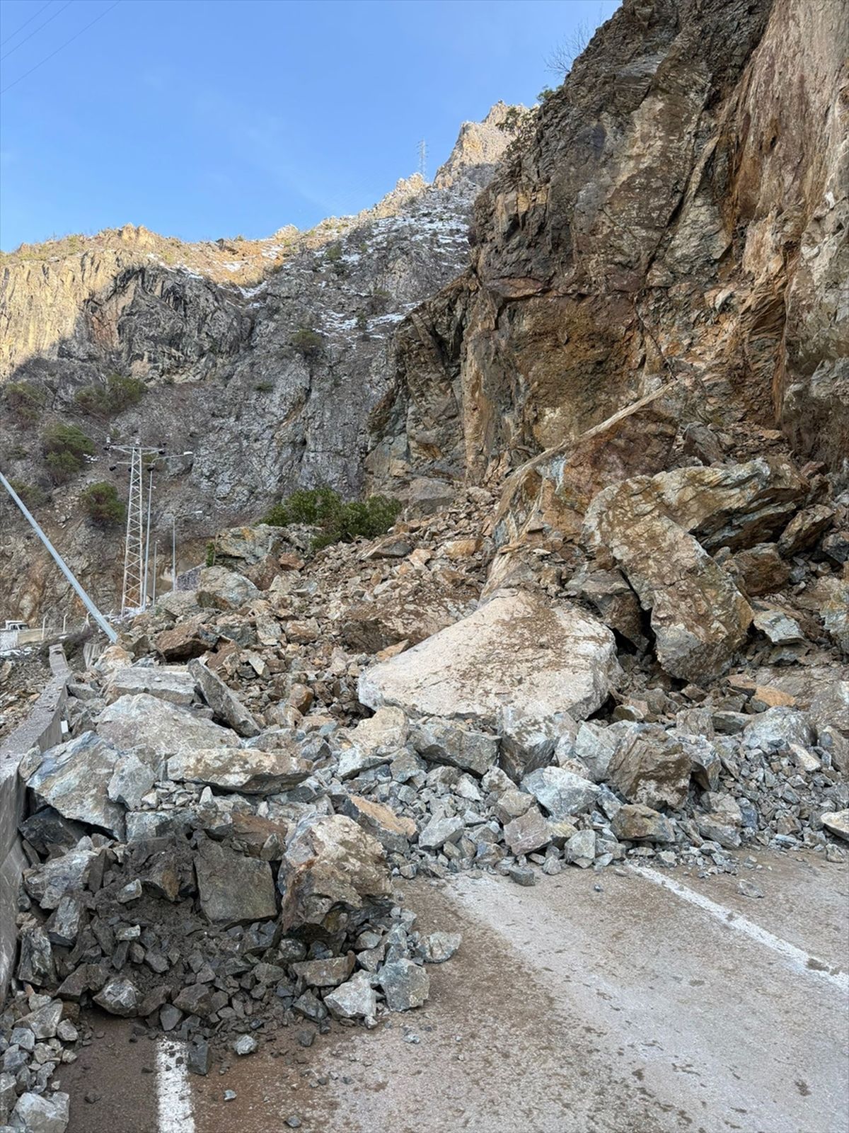 Gümüşhane-Giresun kara yolu heyelan nedeniyle ulaşıma kapandı