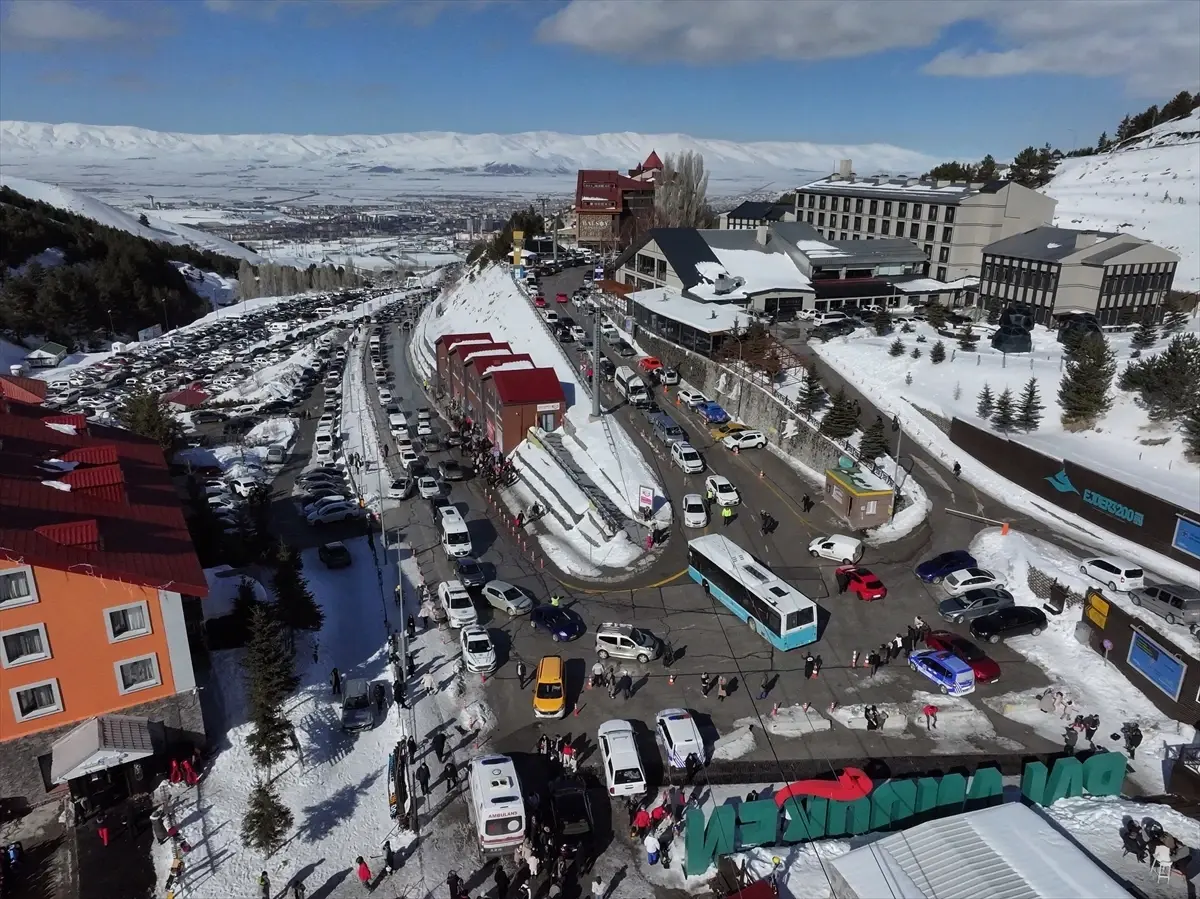 Güneşli havayı fırsat bilen kayakseverler Palandöken Kayak Merkezi'ne akın etti
