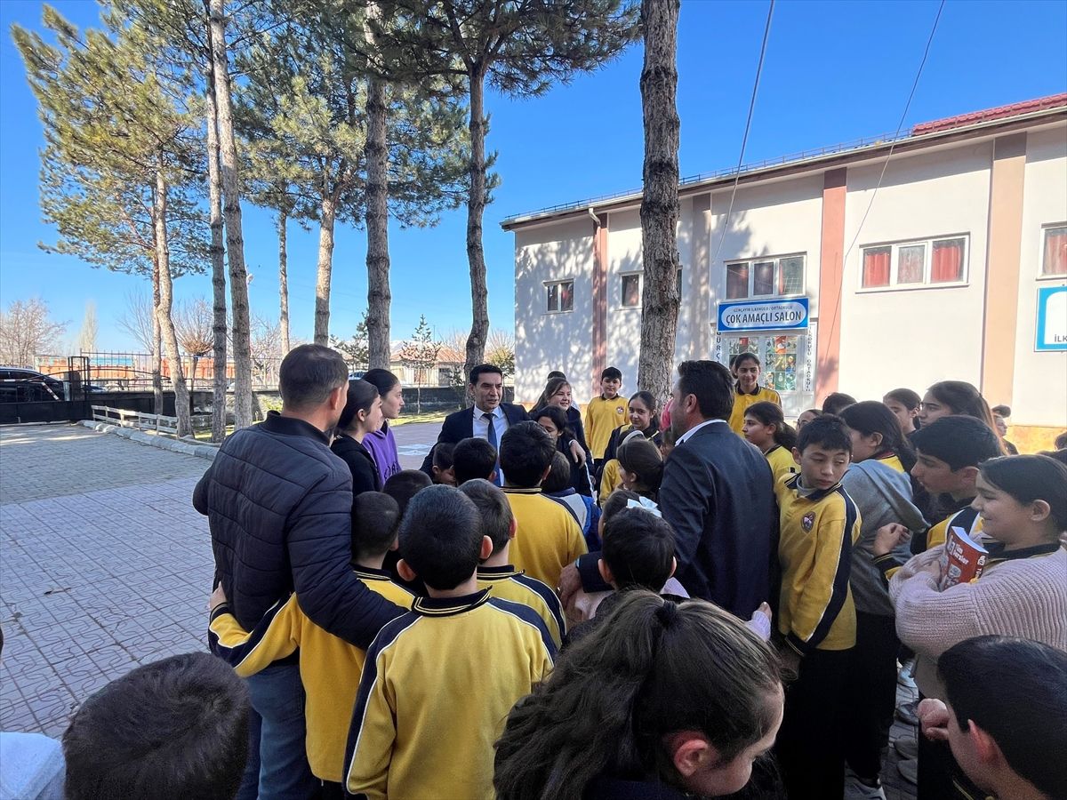 Gürçayır Belediye Başkanı Toy, öğrencilere bayram harçlığı dağıttı