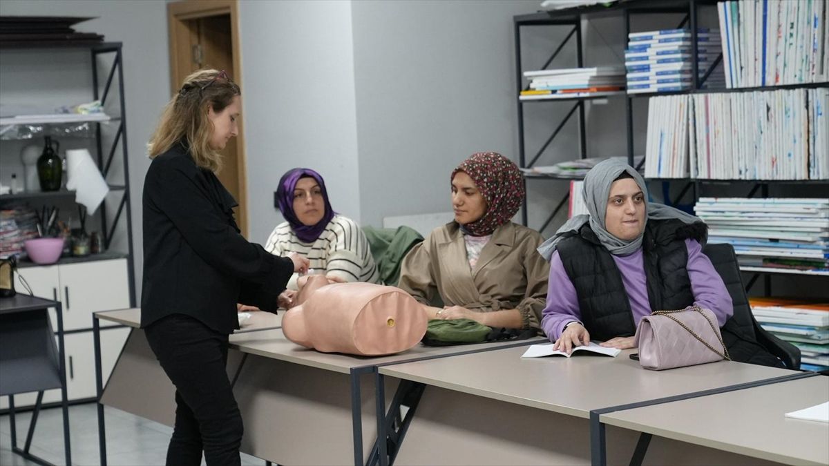 Gürsu'da hasta yaşlı bakım kursu devam ediyor
