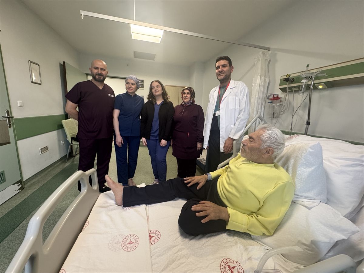Güvercin göğsü ve skolyozu bulunan hastanın aort damarı kalbi 3 saat durdurularak değiştirildi