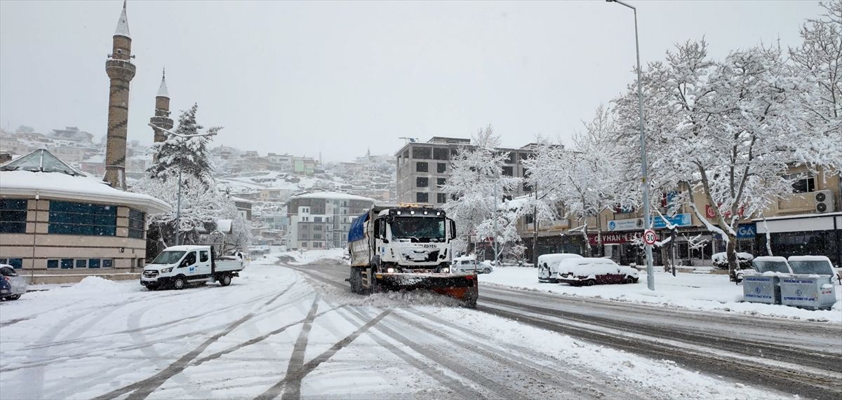Hacılar'da karla mücadele çalışmaları devam ediyor