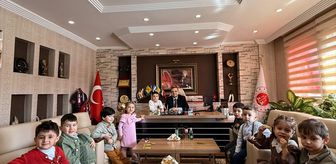 Hakkari Cumhuriyet Başsavcısı Hazinedaroğlu, makamında kabul ettiği çocuklarla bayramlaştı