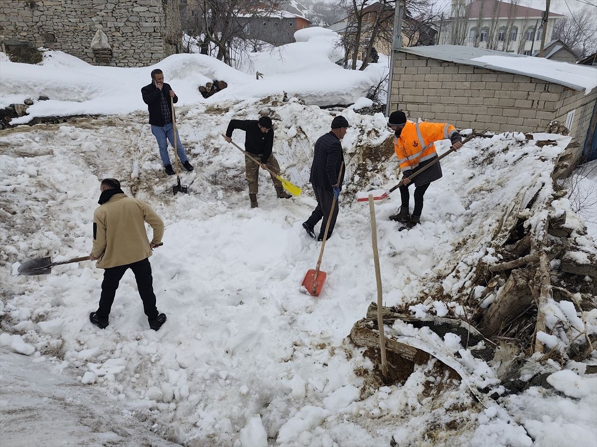 Hakkari'de damı çöken ahırda 5 küçükbaş hayvan telef oldu
