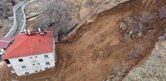 Hakkari'de heyelan bir eve zarar verdi