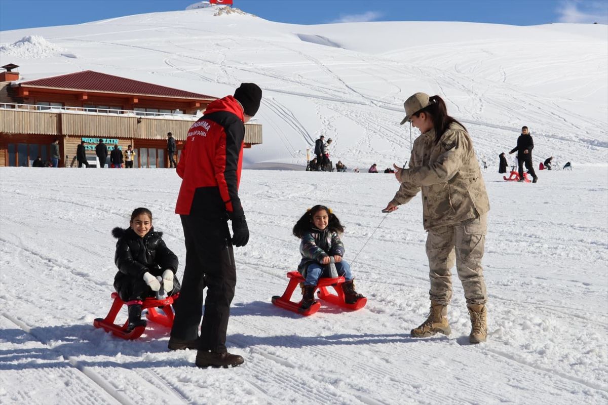 Hakkari'de jandarma ekiplerince şehit ve gazi aileleri için kayak etkinliği yapıldı