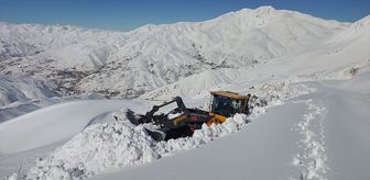 Hakkari'de kar kalınlığının 3 metreyi bulduğu üs bölgelerinin yolunda zorlu çalışma