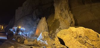 Hakkari'de mahalle yoluna büyük kaya parçaları düştü