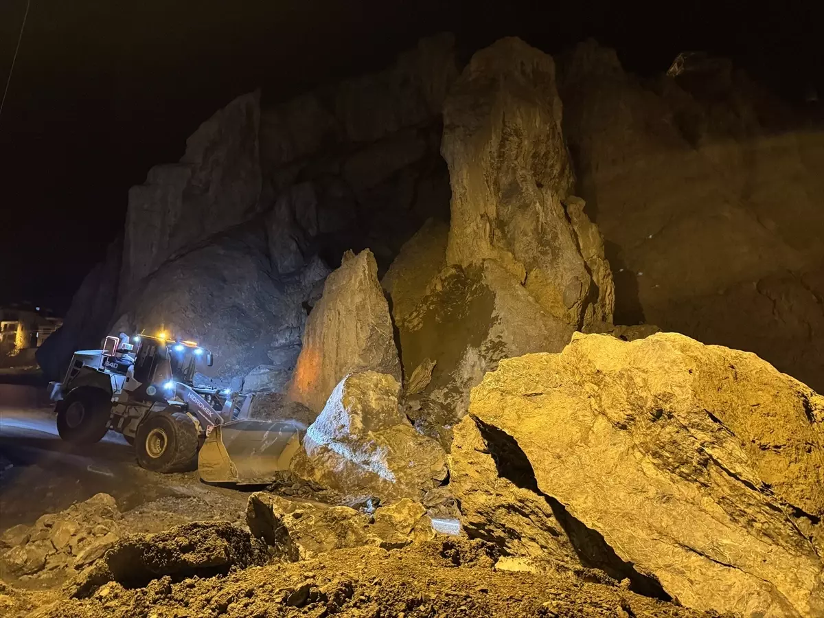 Hakkari'de mahalle yoluna büyük kaya parçaları düştü