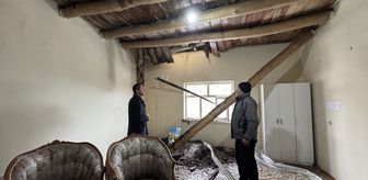 Hakkari'de toprak evin damının bir bölümü çöktü
