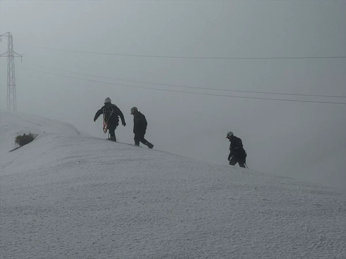 Hakkari'de VEDAŞ ekibi, karlı dağda arızayı gidererek köye yeniden enerji verdi
