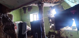 Hakkari'de yağışlar nedeniyle hasar gören toprak ev kullanılamaz hale geldi