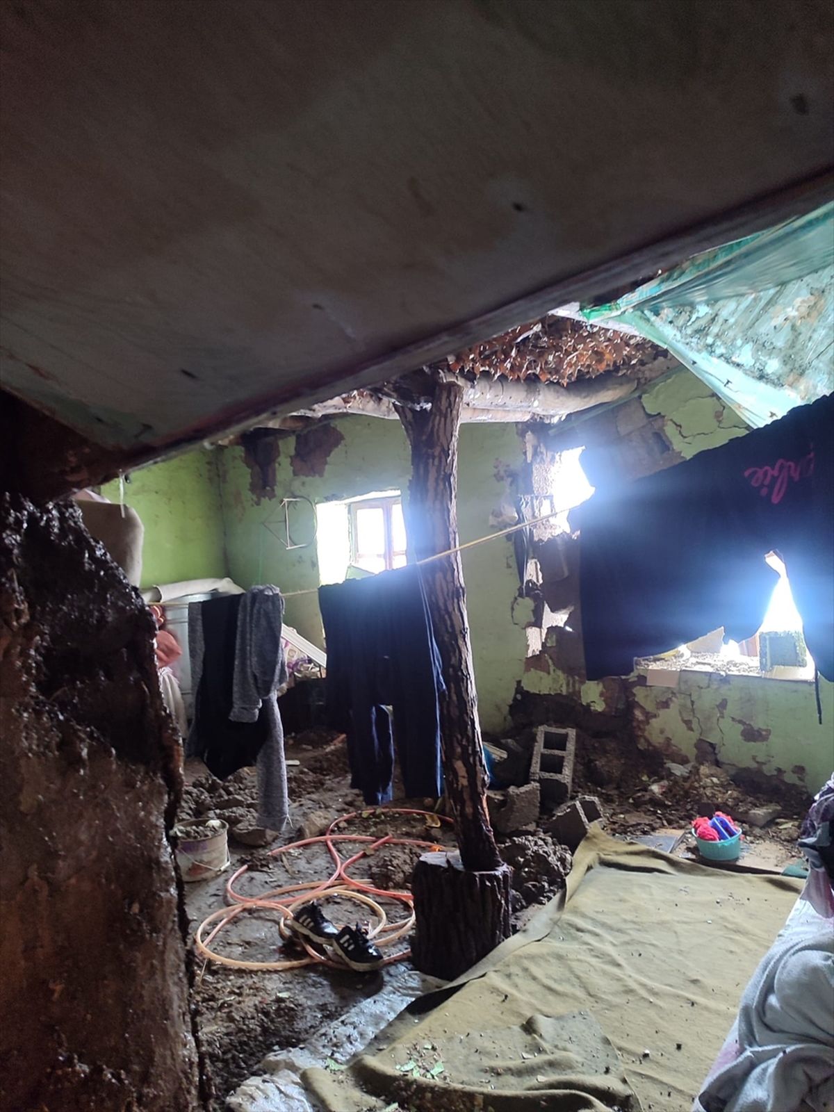 Hakkari'de yağışlar nedeniyle hasar gören toprak ev kullanılamaz hale geldi