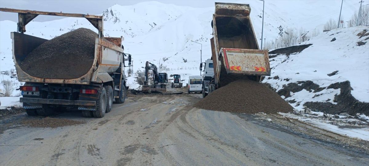 Hakkari'de yağıştan zarar gören yol onarıldı