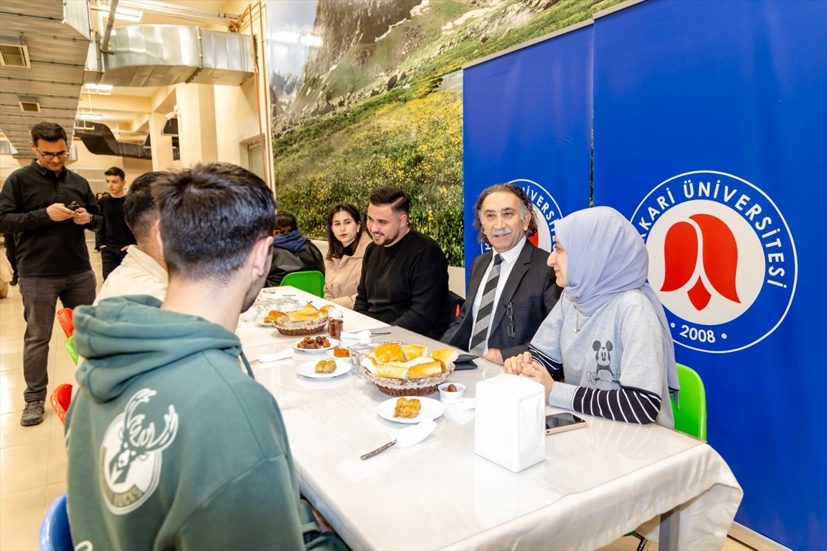 Hakkari Üniversitesi Rektörü Gençcelep, iftarda öğrencilerle bir araya geldi