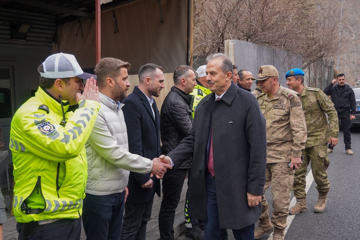Hakkari Valisi Taşyapan, emniyet ve jandarma personeliyle bayramlaştı