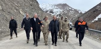 Hakkari Valisi Taşyapan heyelan meydana gelen yolu inceledi