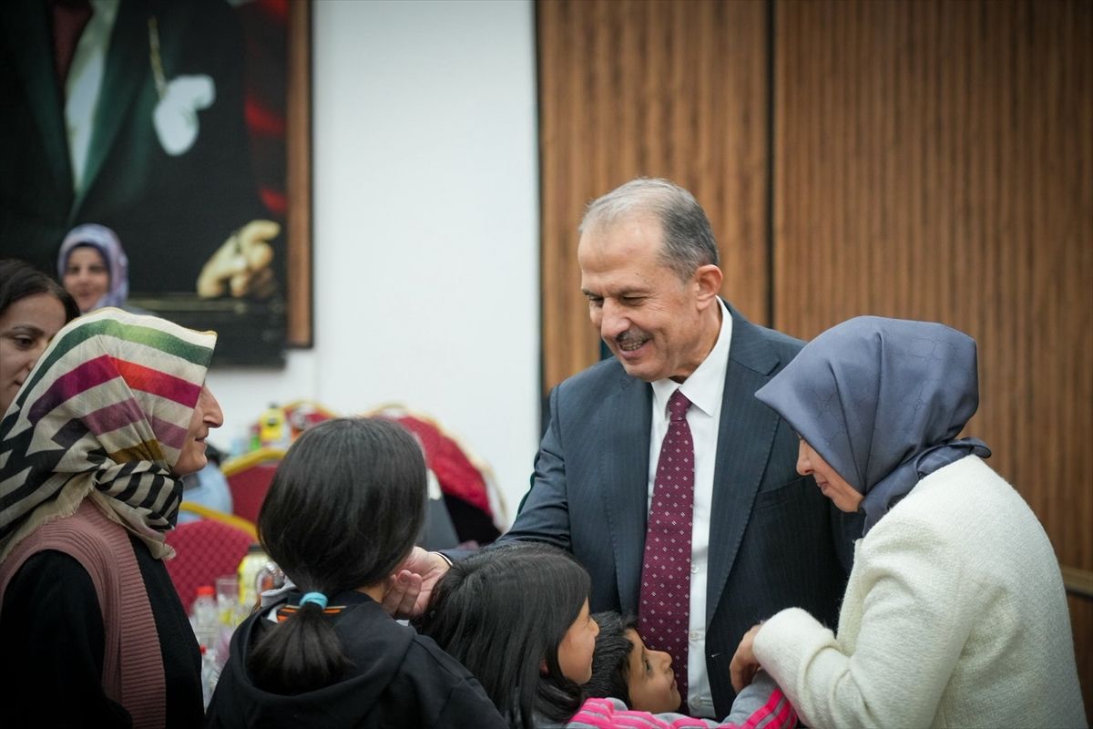 Hakkari Valisi Taşyapan, yetim çocuklarla iftar yaptı