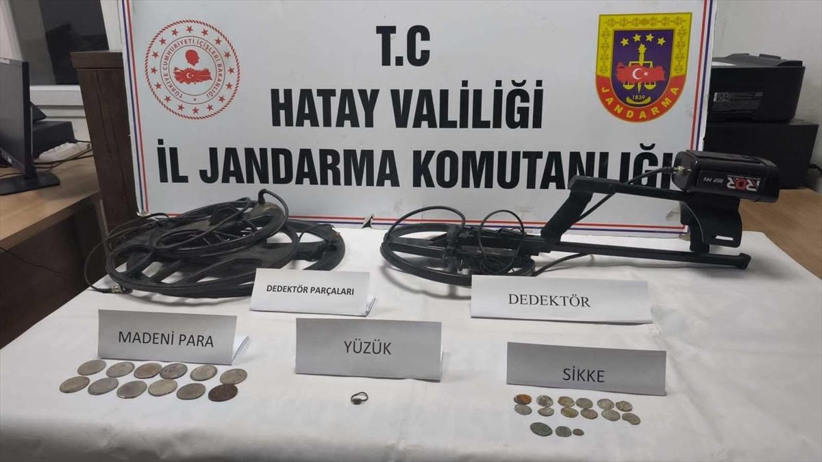 Hatay'da 15 sikke ve tarihi obje ele geçirildi