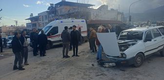 Hatay'da 2 otomobilin çarpıştığı kazada 4 kişi yaralandı