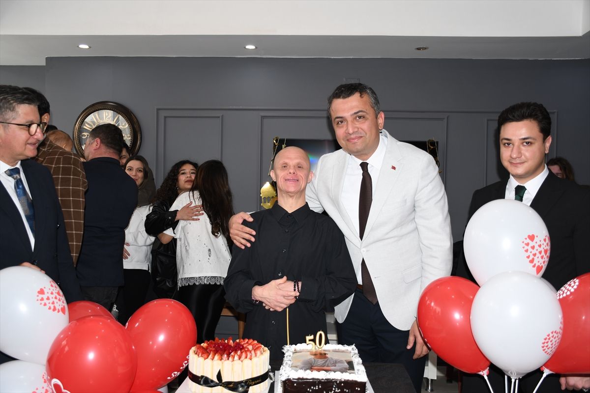 Hatay'da 50 yaşına giren down sendromlu için sürpriz doğum günü kutlaması yapıldı