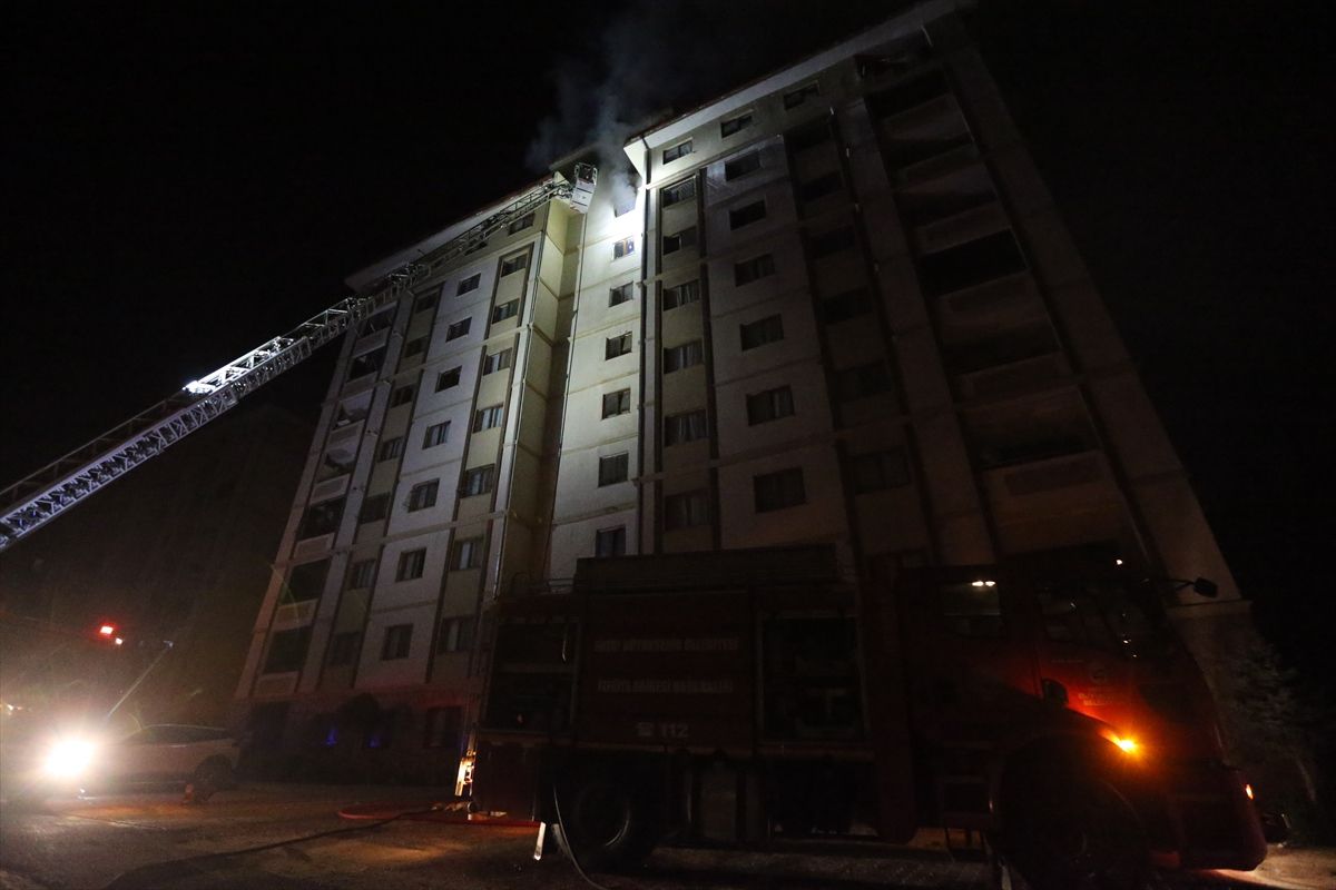 Hatay'da 8 katlı binada çıkan yangında 13 kişi dumandan etkilendi