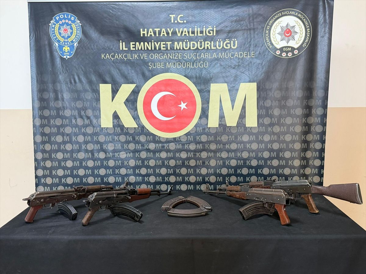 Hatay'da bir araçta çuval içerisinde 4 kalaşnikof tüfek ele geçirildi