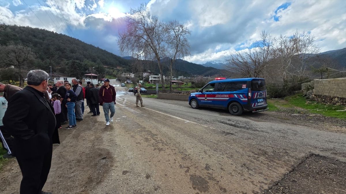 Hatay'da dereye düşen otomobilin sürücüsü yaralandı
