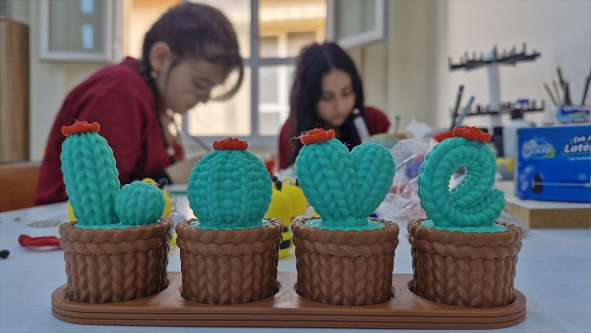 Hatay'da liseliler hem meslek öğreniyor hem gelir elde ediyor