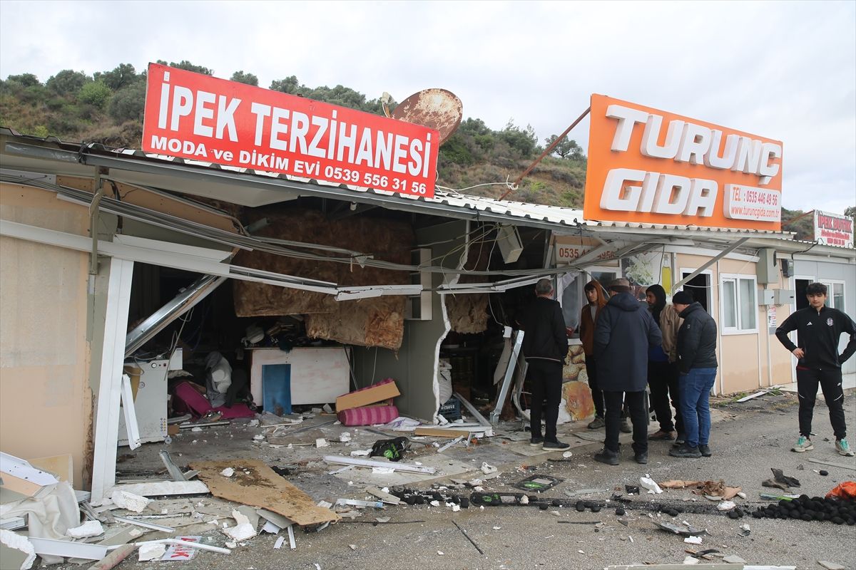 Hatay'da prefabrik iş yerlerine çarpan otomobilin sürücüsü yaralandı