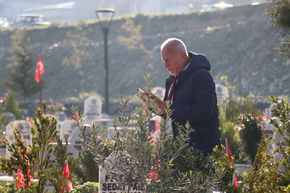 Hatay'da Ramazan Bayramı'nın ilk günü Narlıca Deprem Mezarlığı ziyaret edildi