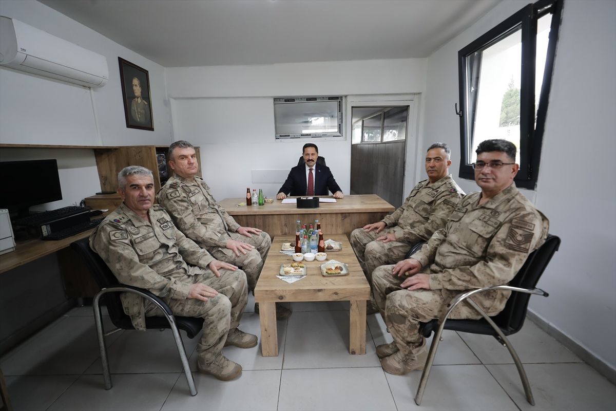 Hatay Valisi Masatlı, görev başındaki güvenlik güçleri ve vatandaşlarla bayramlaştı