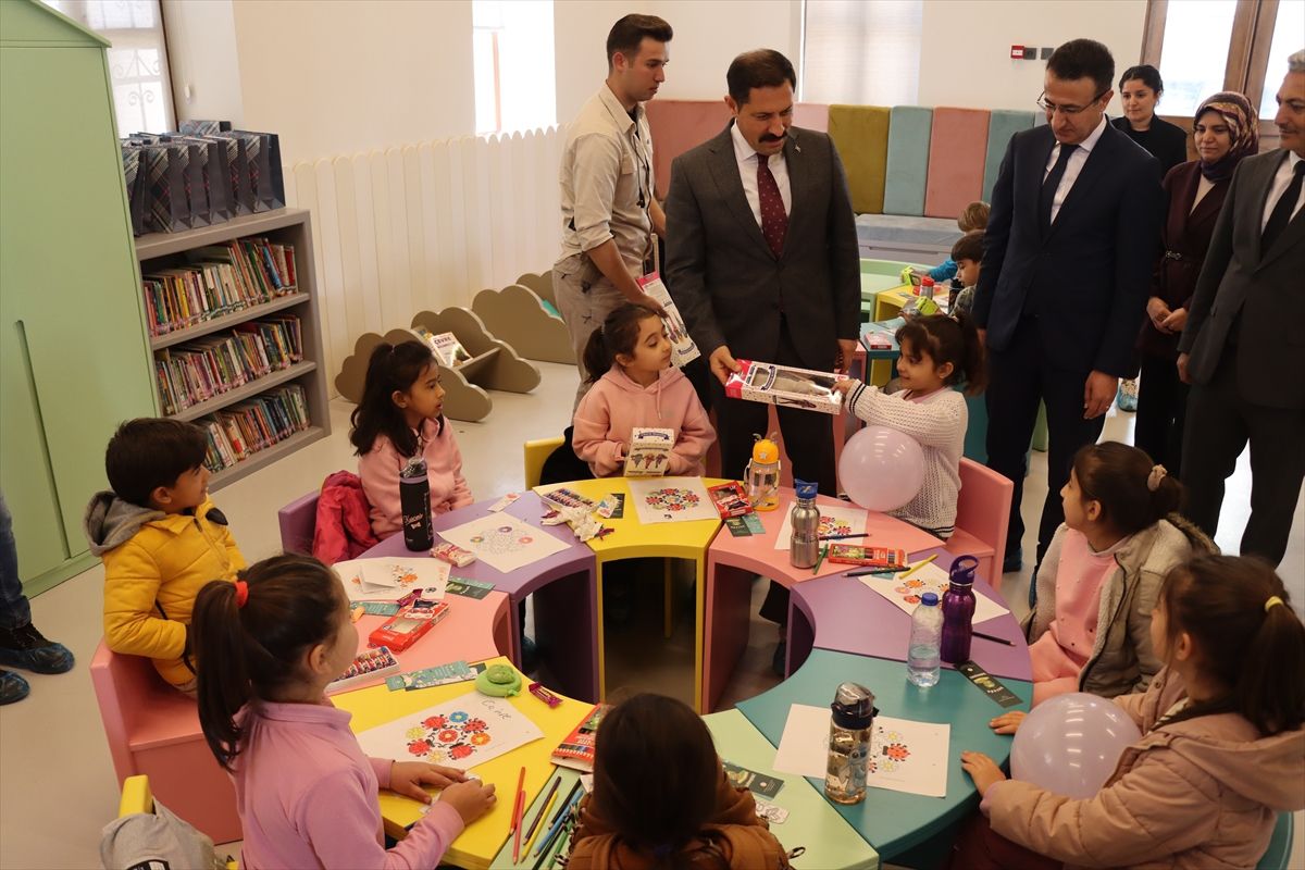 Hatay Valisi Masatlı, yeniden inşa edilen kütüphanede incelemelerde bulundu