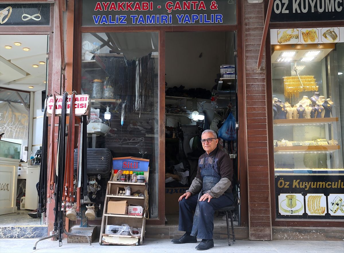 Hataylı usta 44 yıldır aynı dükkanda ayakkabı tamir ediyor