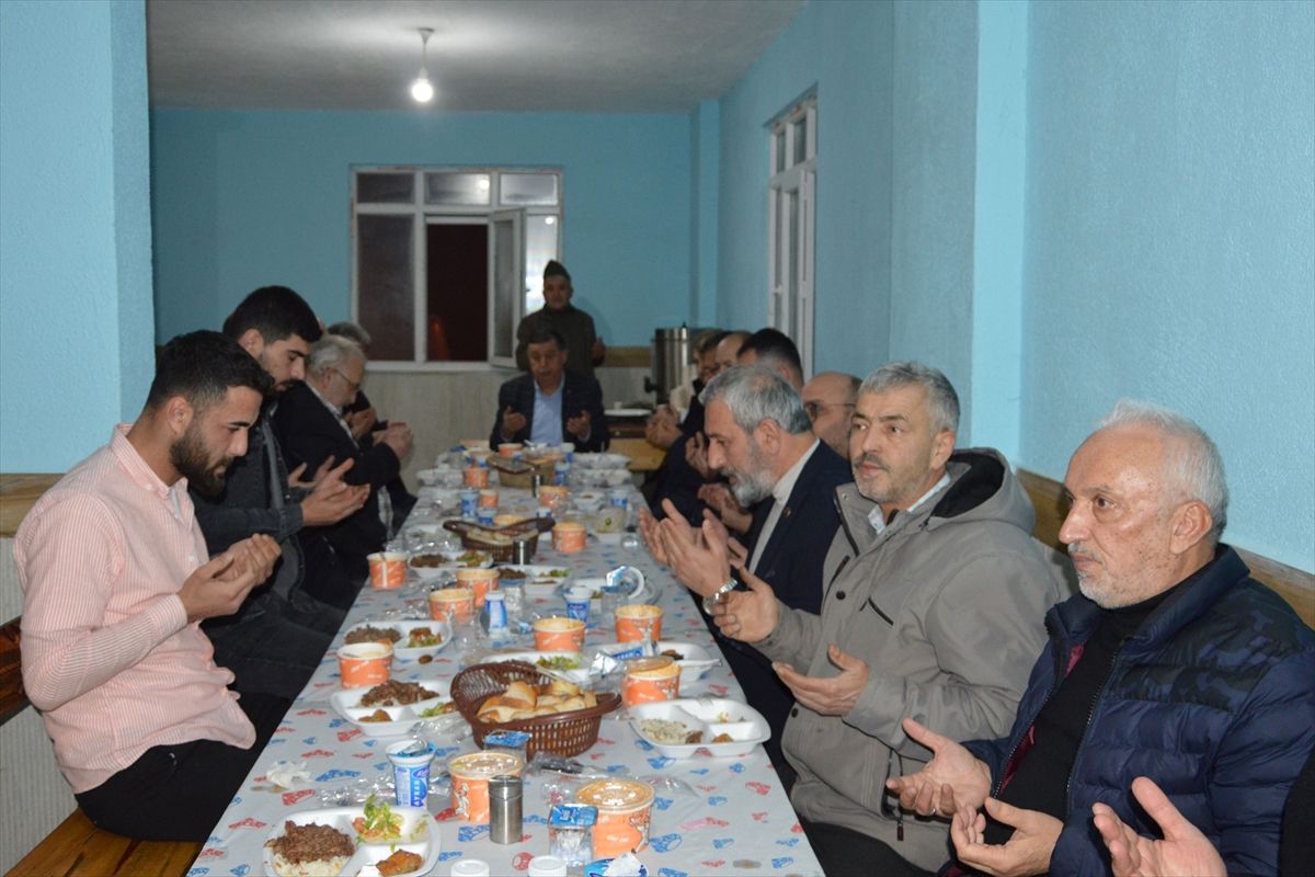 Havza'da mahalle sakinleri iftarda bir araya geldi