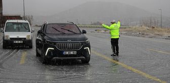 Erciyes'e ulaşımı sağlayan kara yolu yoğun kar ve tipi nedeniyle trafiğe kapatıldı