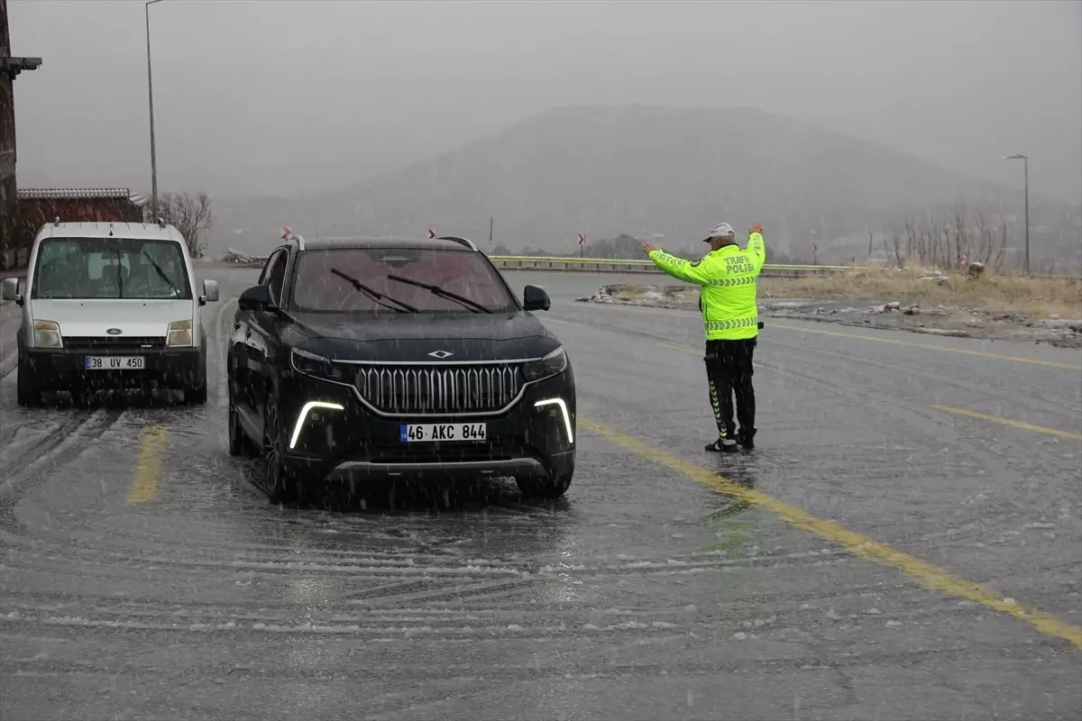 Erciyes'e ulaşımı sağlayan kara yolu yoğun kar ve tipi nedeniyle trafiğe kapatıldı