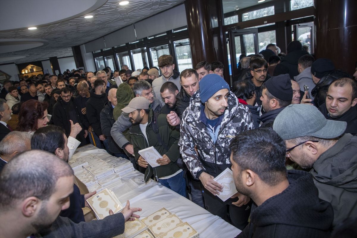 Hırvatistan'da, Diyanet İşleri Başkanlığı ve Zagreb Büyükelçiliğince Kur'an-ı Kerim dağıtıldı