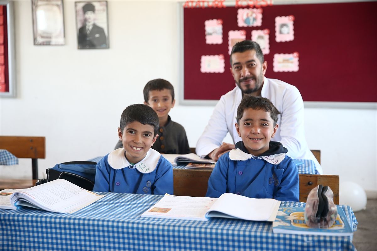 Hüseyin öğretmen, 3 öğrencisini geleceğe hazırlamak için mezranın yolunu tutuyor